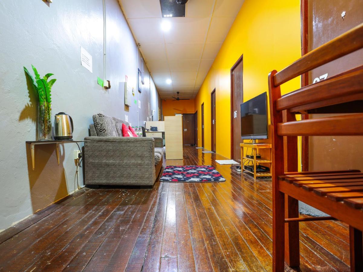 Hotel Spot On 90610 Loft Waterfront Kuching Esterno foto